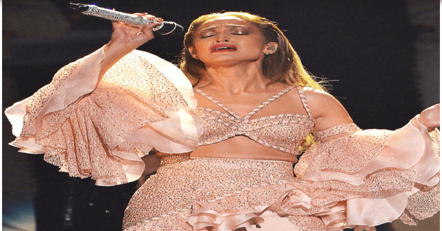 Los años sí le han pegado a Jlo Jennifr López sin ningún retoque en pleno concierto