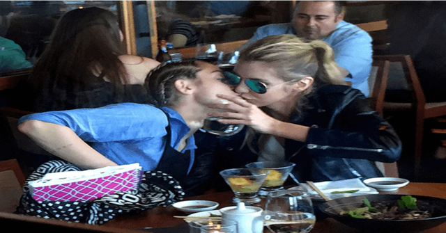 Se besan apasionadamente sin pena alguna Miley Cyrus y la modelo de Victorias Secret