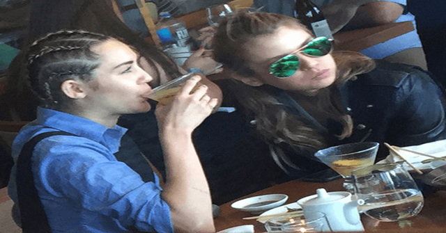 Ambas esperando su menu Miley Cyrus y su novia Stella Maxwell en un restaurante