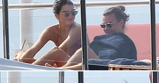 Harry Styles junto a Kendall Jenner en un yate Harry Styles en el mar junto a Kendall Jenner