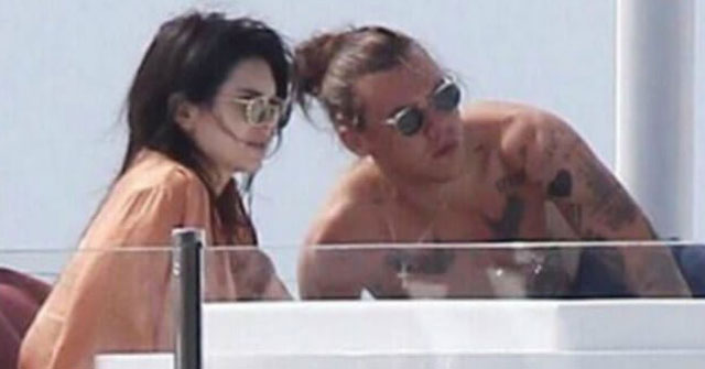 Harry Styles junto a Kendall Jenner en un yate Harry Styles en el mar junto a Kendall Jenner