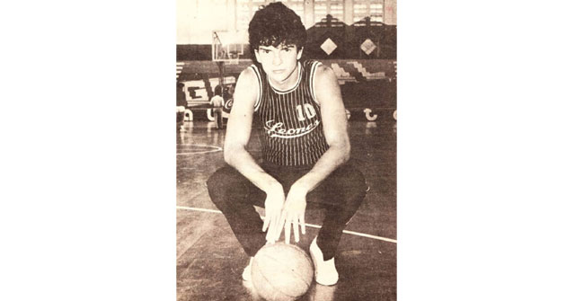 Ricardo Arjona en su juventud como jugador de baloncesto Ricardo Arjona en su juventud como jugador de baloncesto